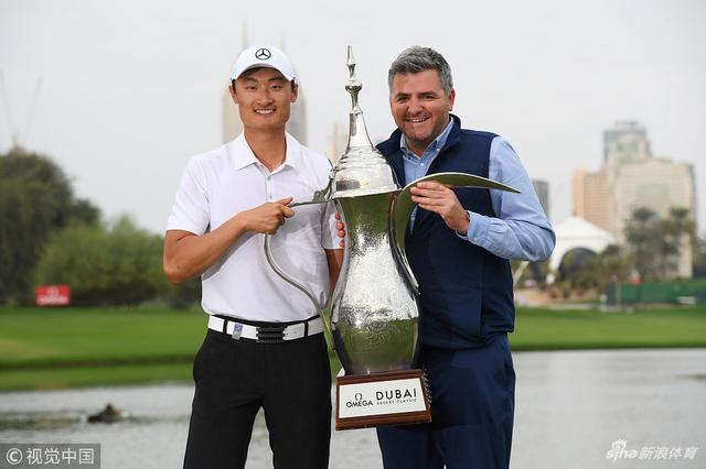 与美方经纪人Paul McDonnell捧杯