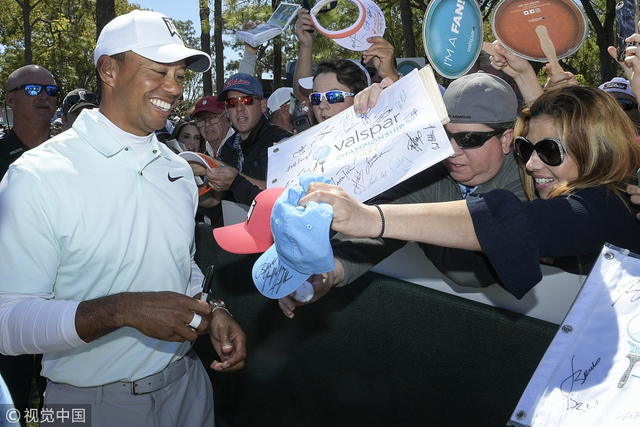 伍兹为球迷签名喜笑颜开