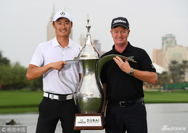 与教练Jamie Gough庆祝