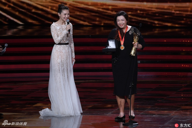 冯珊珊落落大方