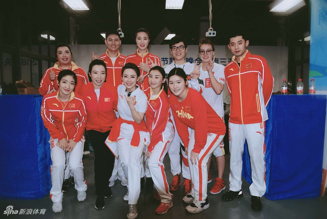 冯珊珊与“体育明星春晚代表团”合影三亚
