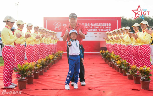 刘国梁与女儿参加高尔夫亲子赛