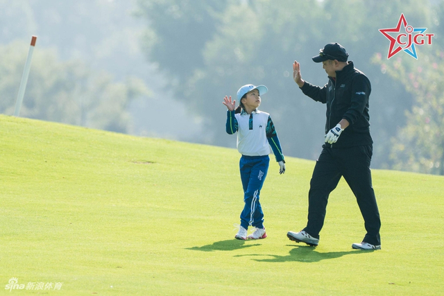 刘国梁与女儿击掌庆祝