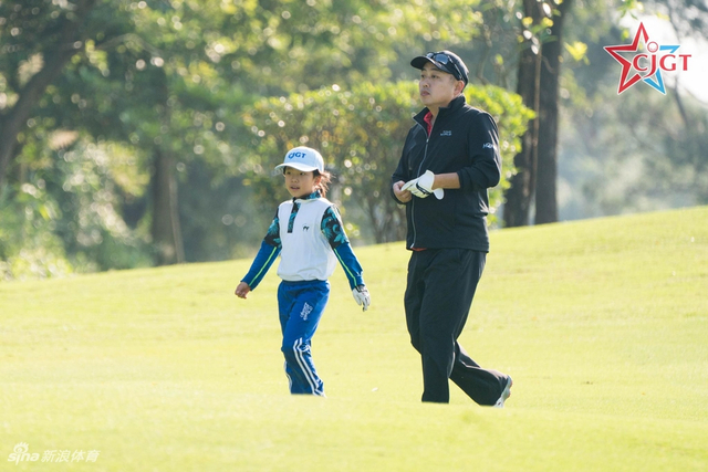 刘国梁与女儿一同下场