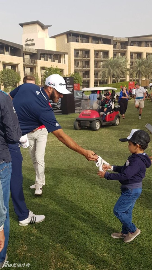 达斯汀送小球迷球