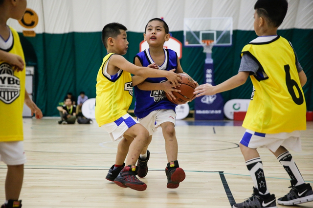 星耀未来青少年篮球公开赛打响 姚明助阵