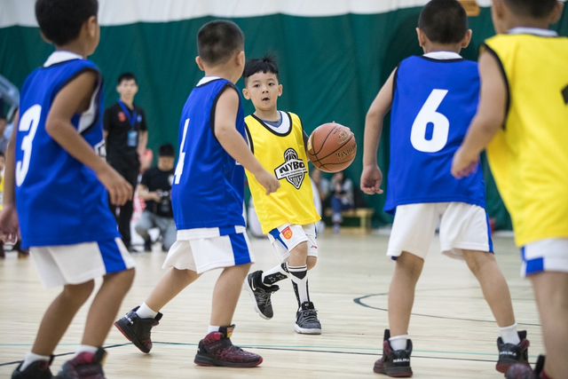 星耀未来青少年篮球公开赛打响 姚明助阵