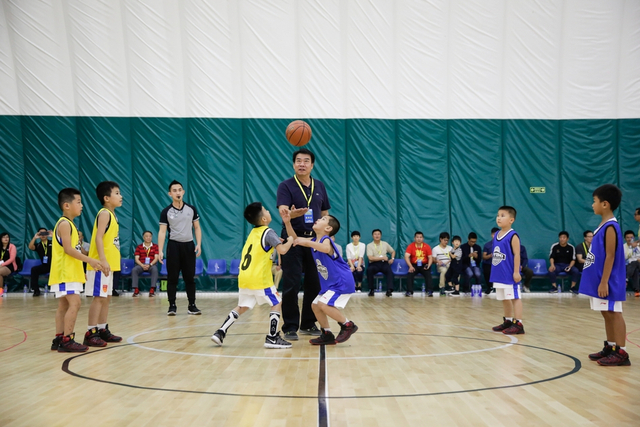 星耀未来青少年篮球公开赛打响 姚明助阵