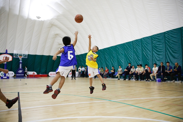 星耀未来青少年篮球公开赛打响 姚明助阵