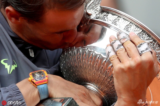 法网男单决赛颁奖典礼 纳达尔再咬奖杯