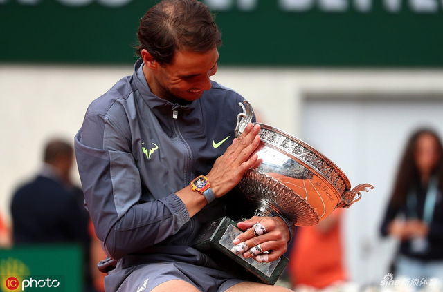 法网男单决赛颁奖典礼 纳达尔再咬奖杯