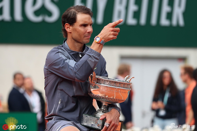 法网男单决赛颁奖典礼 纳达尔再咬奖杯