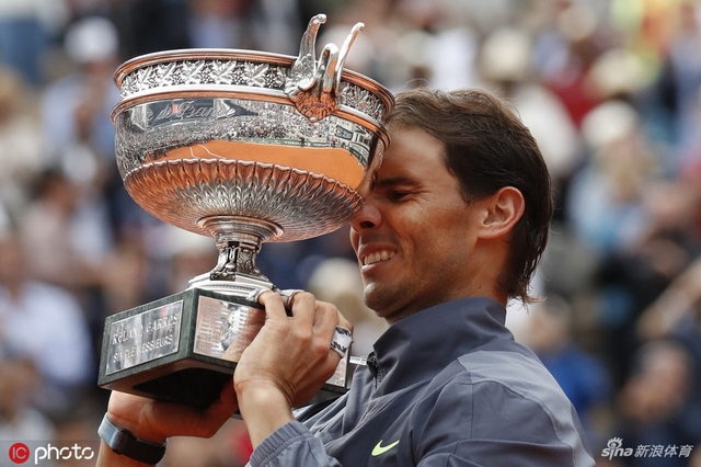 法网男单决赛颁奖典礼 纳达尔再咬奖杯