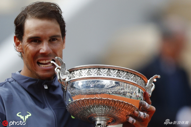 法网男单决赛颁奖典礼 纳达尔再咬奖杯