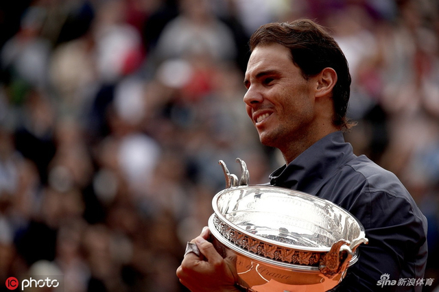 法网男单决赛颁奖典礼 纳达尔再咬奖杯