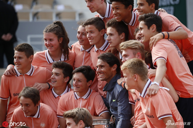 法网男单决赛颁奖典礼 纳达尔再咬奖杯