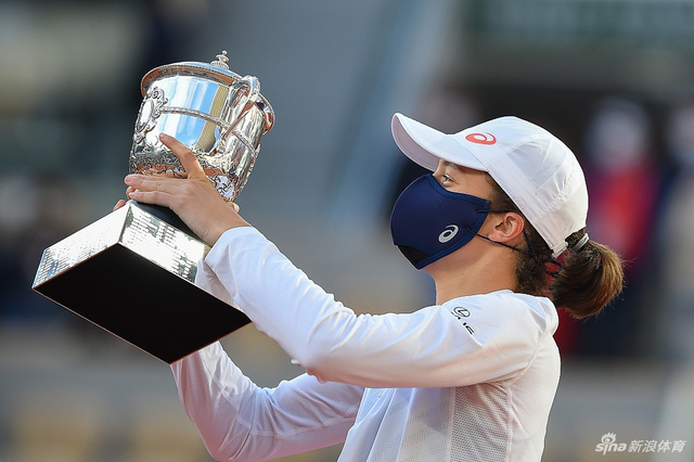 法网颁奖|斯维亚泰克首夺大满贯