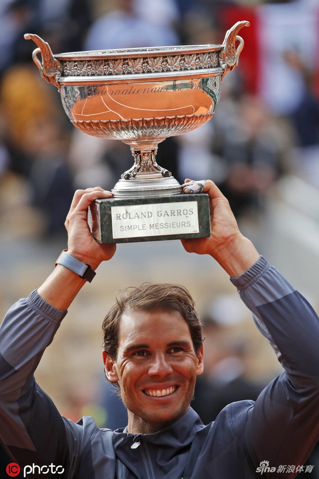 法网男单决赛颁奖典礼 纳达尔再咬奖杯