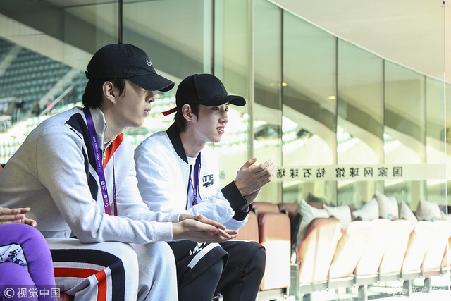 范丞丞地铁绿色出行现身中网