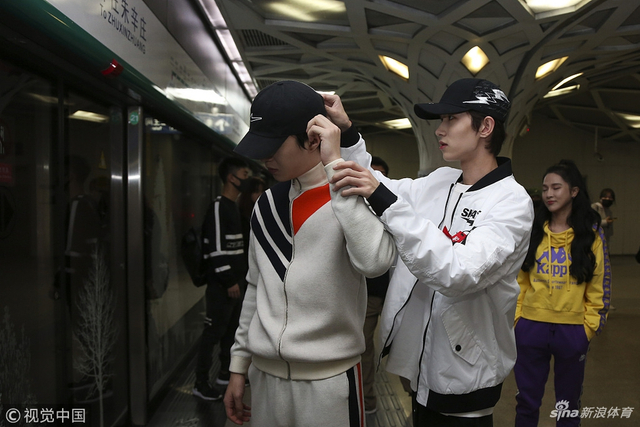 范丞丞地铁绿色出行现身中网
