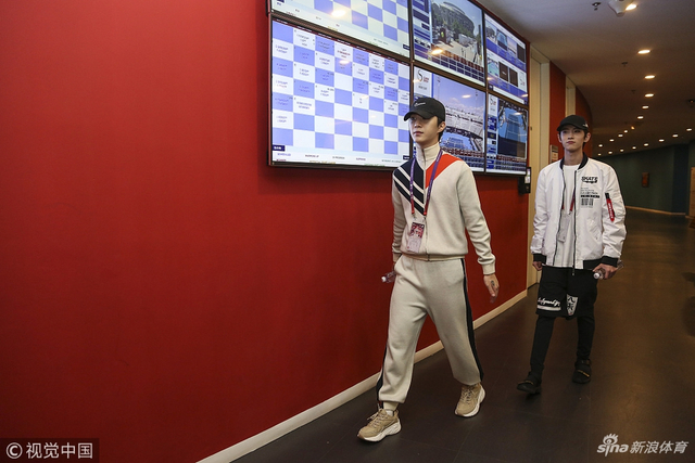 范丞丞地铁绿色出行现身中网