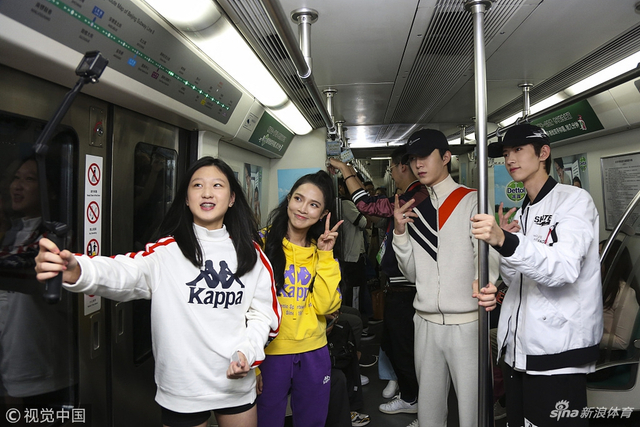 范丞丞地铁绿色出行现身中网