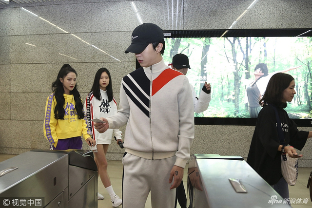 范丞丞地铁绿色出行现身中网