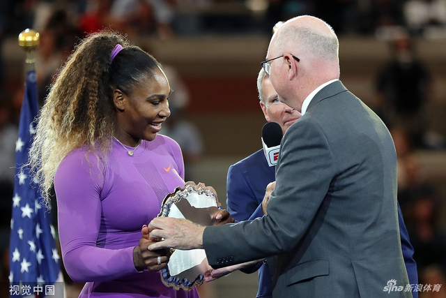 美网女单决赛颁奖00后夺冠