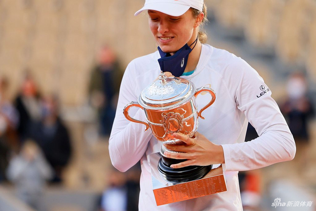 法网颁奖|斯维亚泰克首夺大满贯