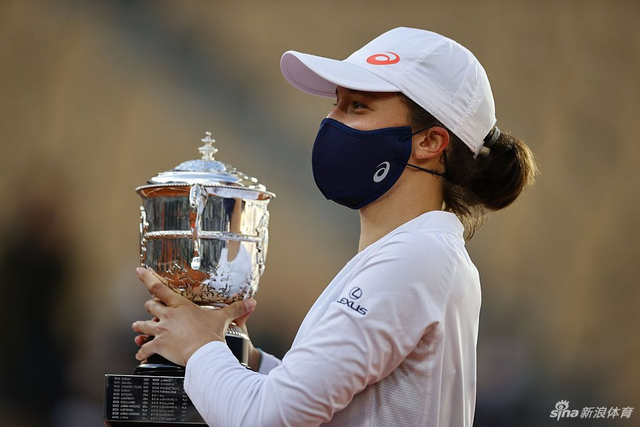 法网颁奖|斯维亚泰克首夺大满贯