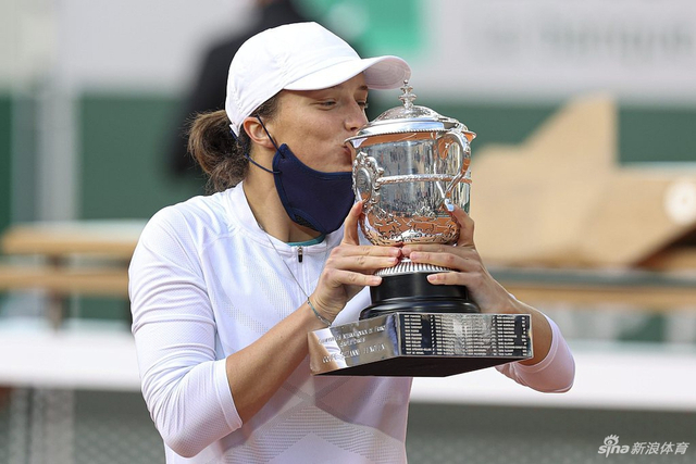 法网颁奖|斯维亚泰克首夺大满贯
