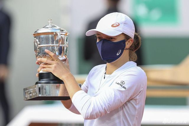 法网颁奖|斯维亚泰克首夺大满贯