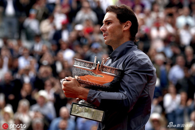 法网男单决赛颁奖典礼 纳达尔再咬奖杯
