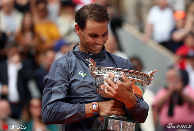 法网男单决赛颁奖典礼 纳达尔再咬奖杯