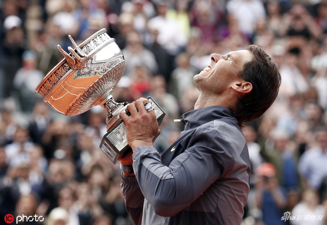 法网男单决赛颁奖典礼 纳达尔再咬奖杯