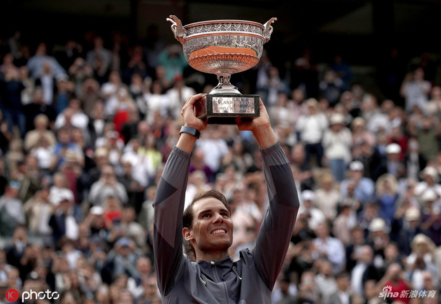 法网男单决赛颁奖典礼 纳达尔再咬奖杯
