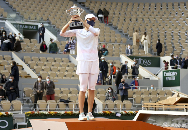 法网颁奖|斯维亚泰克首夺大满贯