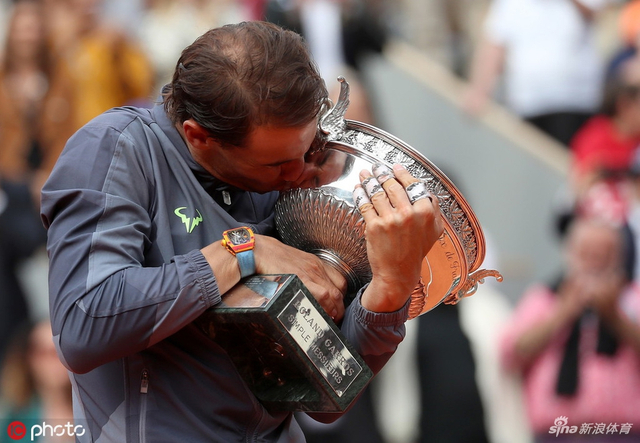 法网男单决赛颁奖典礼 纳达尔再咬奖杯