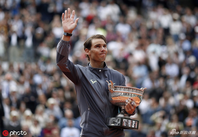 法网男单决赛颁奖典礼 纳达尔再咬奖杯