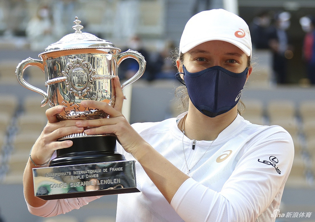 法网颁奖|斯维亚泰克首夺大满贯