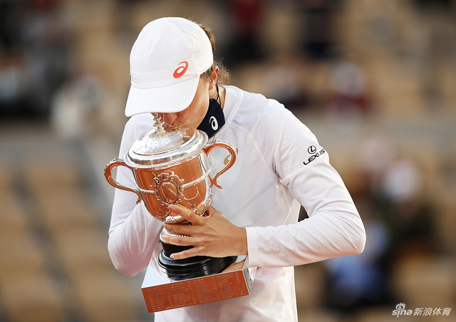 法网颁奖|斯维亚泰克首夺大满贯