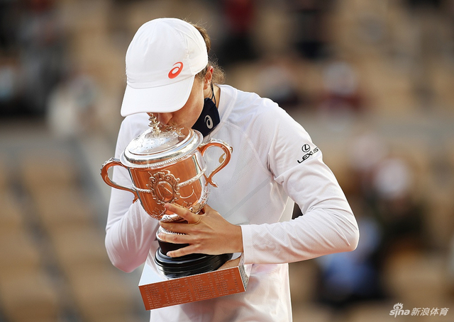 法网颁奖|斯维亚泰克首夺大满贯