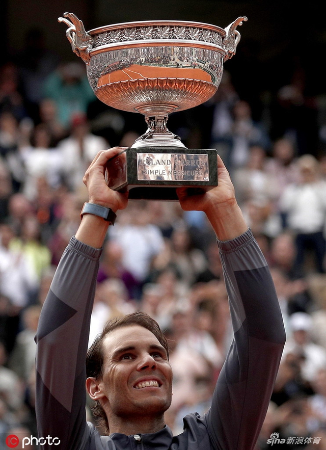 法网男单决赛颁奖典礼 纳达尔再咬奖杯