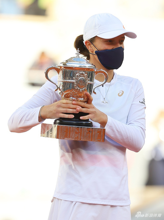 法网颁奖|斯维亚泰克首夺大满贯