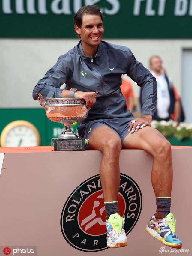 法网男单决赛颁奖典礼 纳达尔再咬奖杯