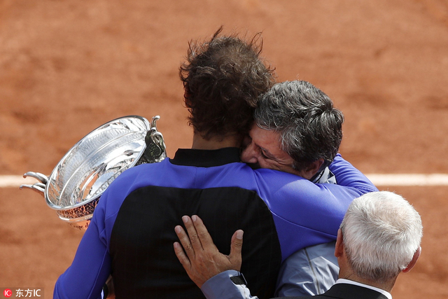 纳达尔和叔叔拥抱