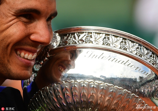 纳达尔喜笑颜开