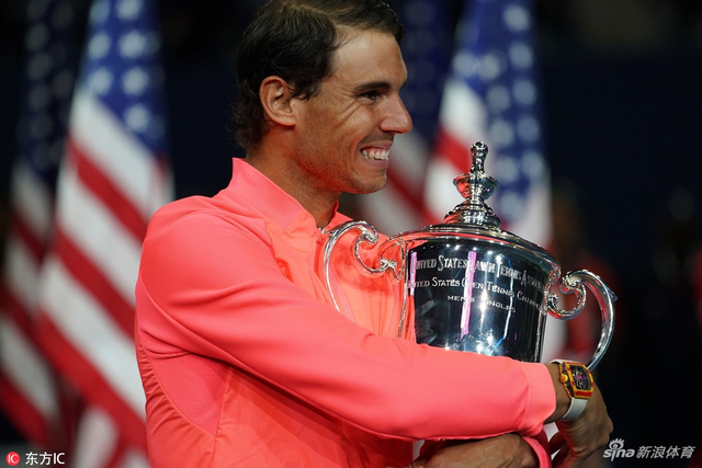 纳达尔抱着奖杯