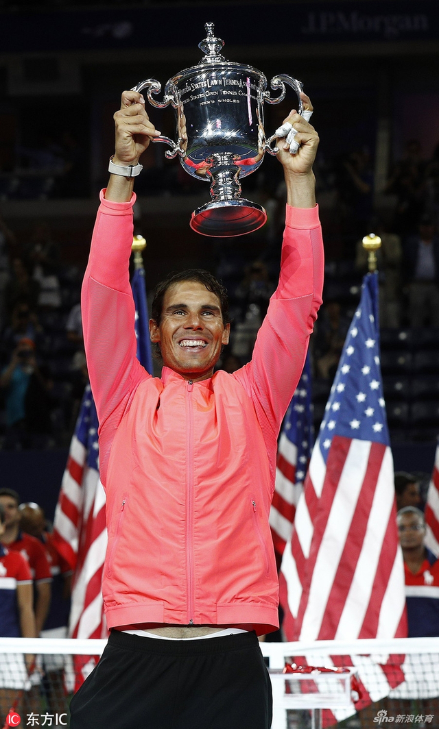 纳达尔高高举起奖杯