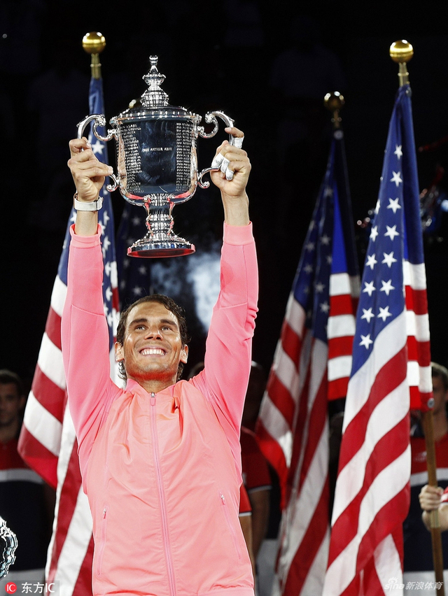 纳达尔举起奖杯